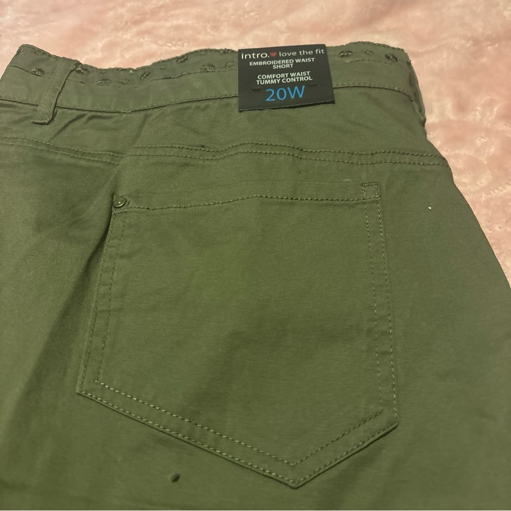 Intro. Olive Embroidered Waist shorts,(20w)